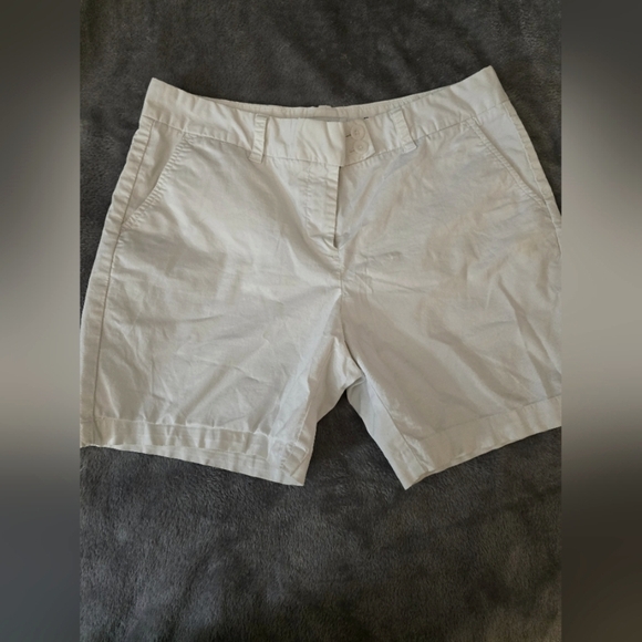 Vineyard Vines Women's White  Shorts w front & back pockets! Excellent condition - Picture 1 of 5